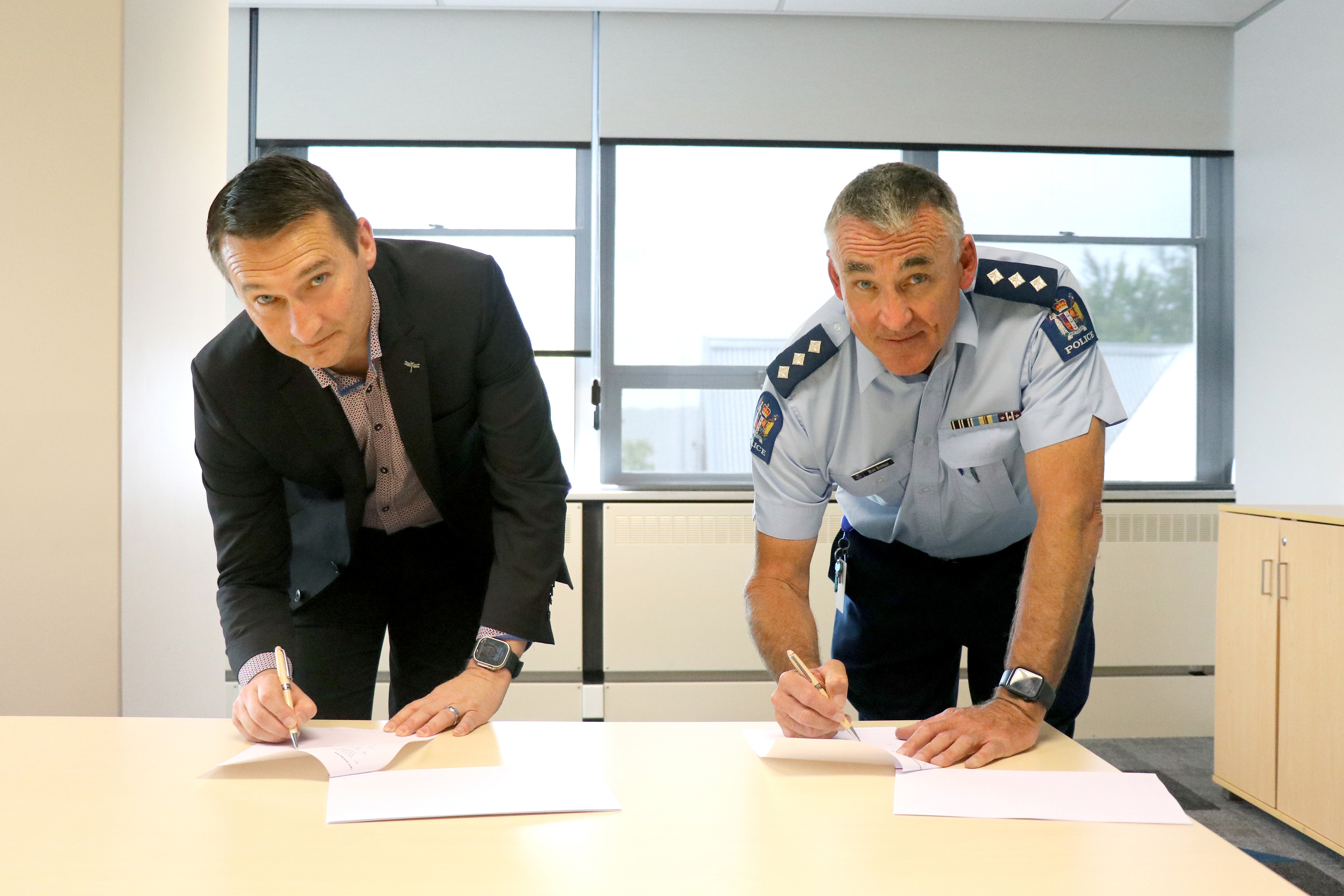 Invercargill City Council Chief Executive Michael Day and Southern Area Commander Inspector Mike Bowman sign the MOU for CCTV.